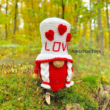 Gnome Valentina in red