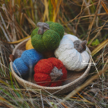 Knitted autumn pumpkins pattern in 3 sizes.