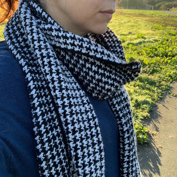 Hounds tooth fringed scarf