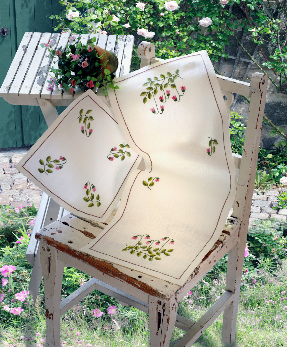 Anchor Twinflower Runner Freestyle Embroidery Kit - 30cm x 80cm