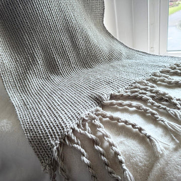 Blanket with twisted fringe