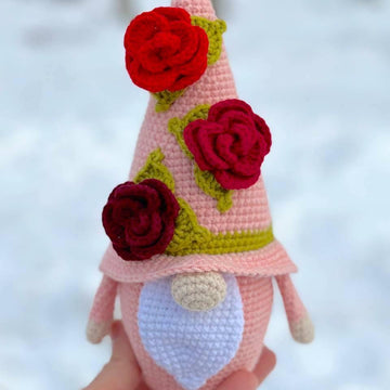 Gnome with roses 2