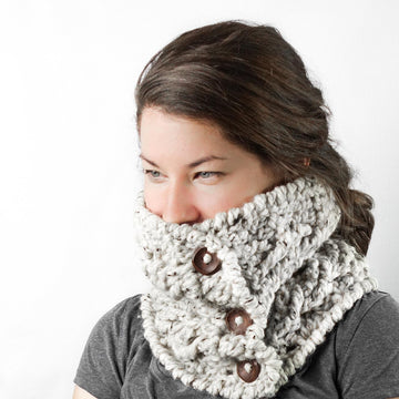 026-Buttonned chunky cowl