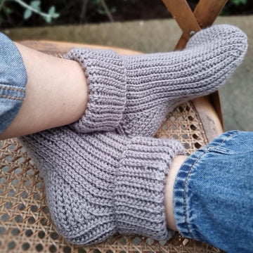 Warm unisex crochet socks with adjustable size pattern S1