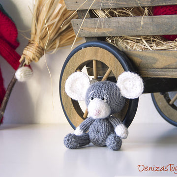Mouse with piece of cheese