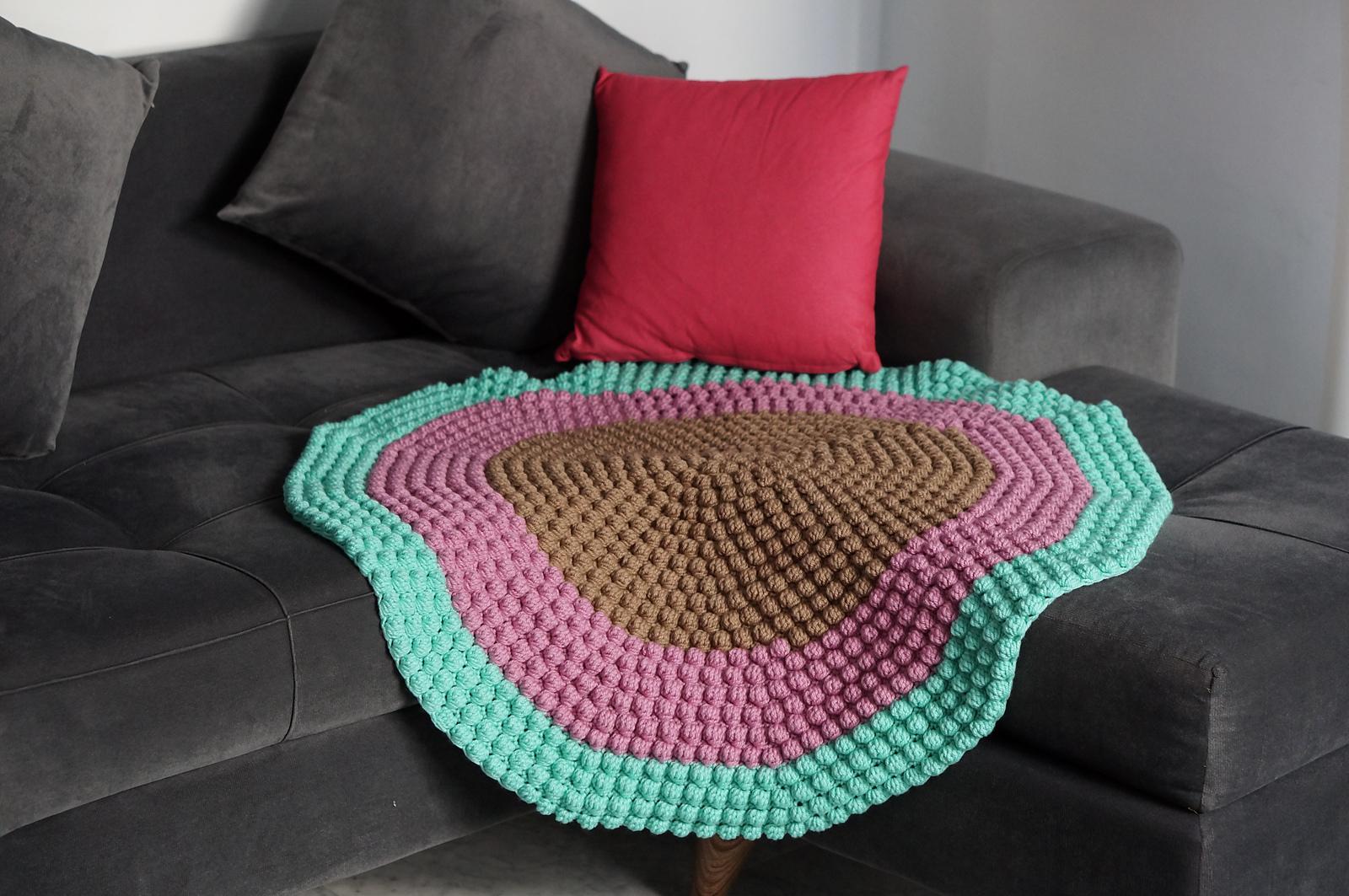 Bobble stitch round blanket