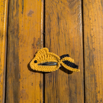 Golden fish hair clip English-US