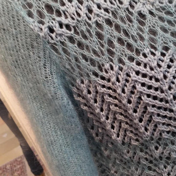 Streifenpulli im Materialmix