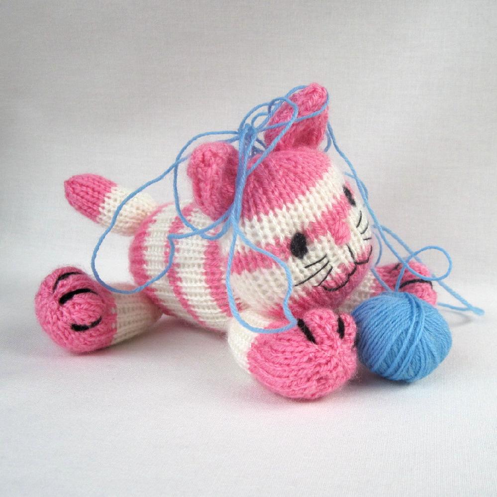 Cupcake the kitten - knitted cat