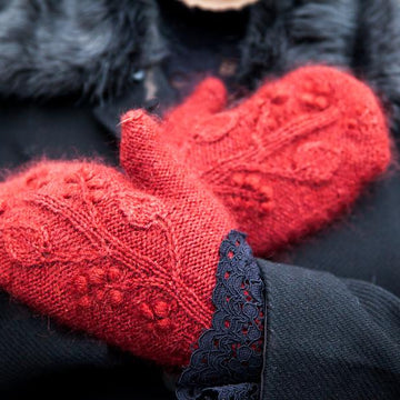 Blood Trillium Mittens