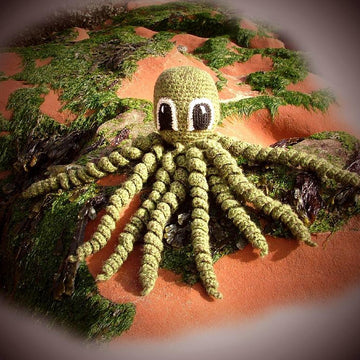 OCTAVIUS OCTOPUS toy crochet pattern by Georgina Manvell