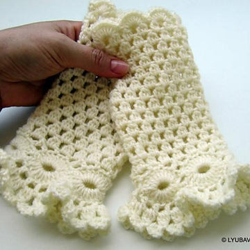 Fingerless Gloves Ruffled Around Wrist