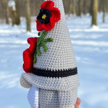 Gnome with poppy flower