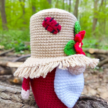 Gnome in a straw hat