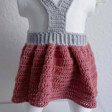 Häkelanleitung für ein entzückendes Baby Trägerkleid