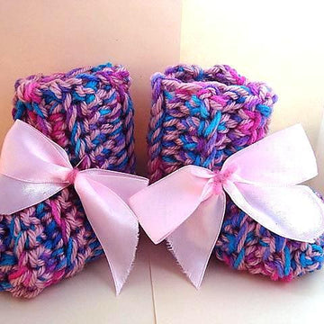 679 HAT AND BOOTIES SET