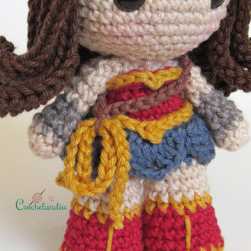 Wonder Woman 1984 amigurumi doll - crochet pattern by Crochelandia