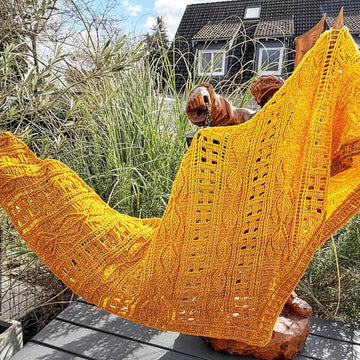 Flat Triangular Scarf "Larisaia"