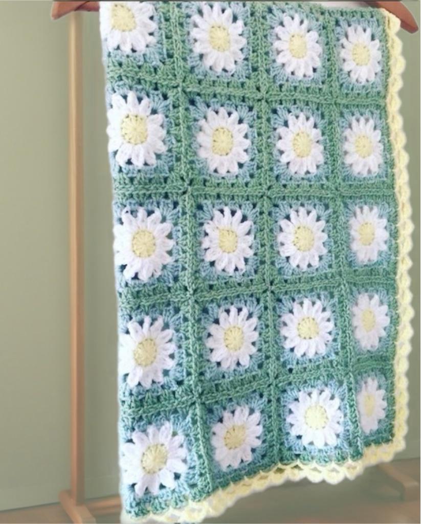 Daisy Crochet Blanket with Scallop Border