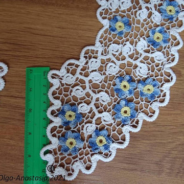 Lace detachable collar with small flowers