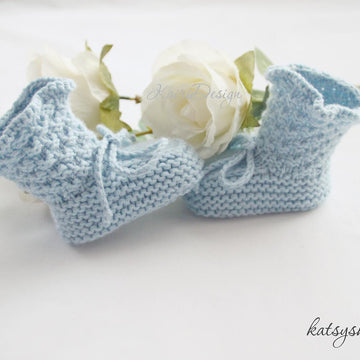Baby booties with edge
