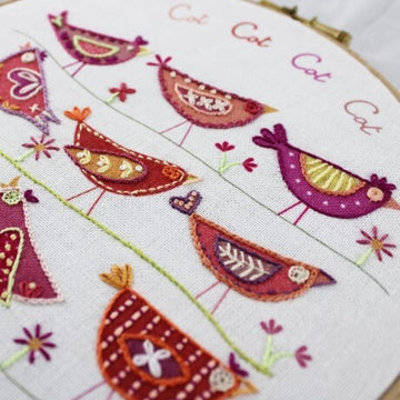 Un Chat Dans L'Aiguille Cluck, Cluck, Cluck Contemporary Printed Embroidery Kit