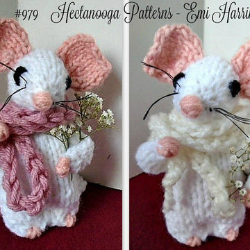 979-Knit Mouse with Bouquet