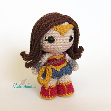 Wonder Woman 1984 amigurumi doll - crochet pattern by Crochelandia