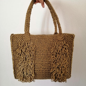 Fringe tote from raffia