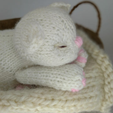 Kitten knitting pattern. Sleeping kitten knitting pattern