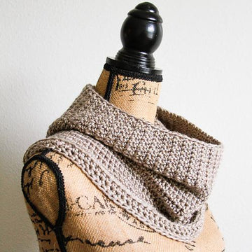 Spider Stitch Trimmed Cowl