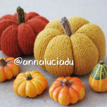 Knitting pumpkin in 3 different sizes