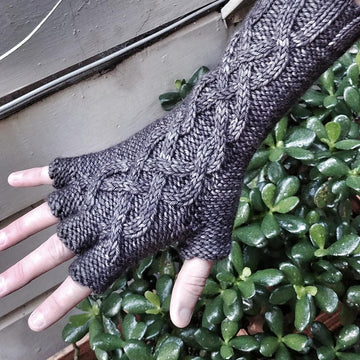 Mursten - cabled fingerless gloves