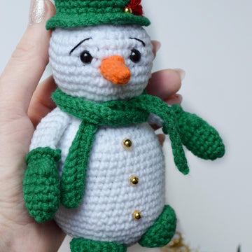 Crochet snowman amigurumi pattern