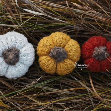 Knitted autumn pumpkins pattern in 3 sizes.