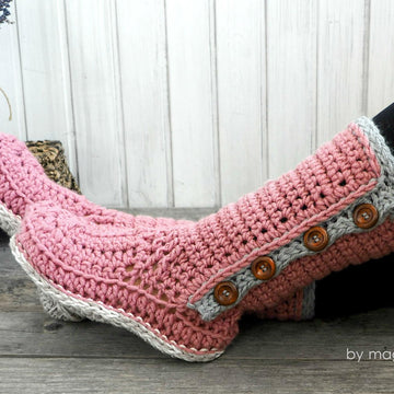 Bulky boots with buttons