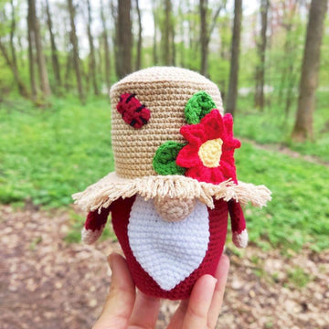 Gnome in a straw hat
