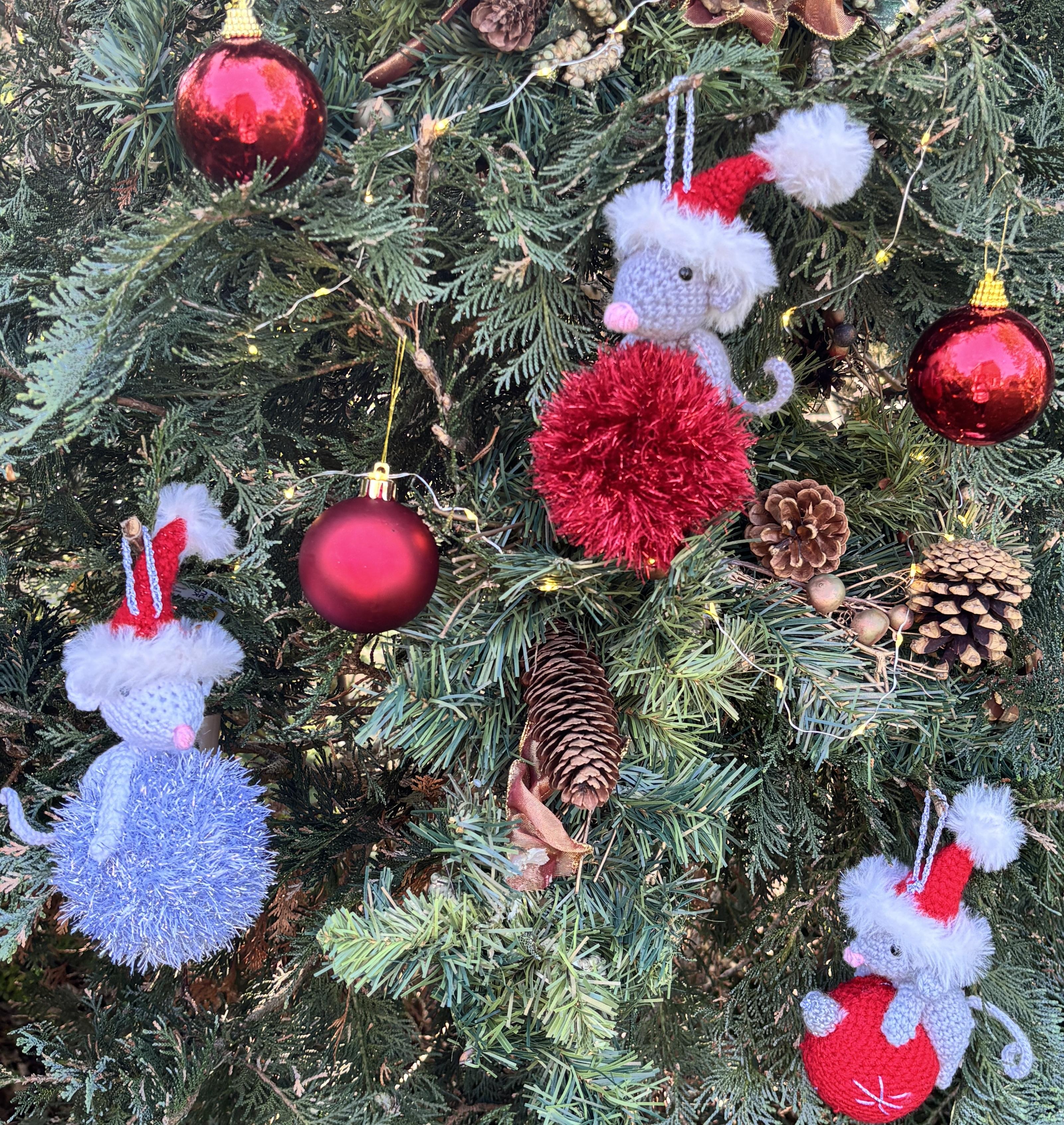 Christmas Mouse with Tinsel Bauble