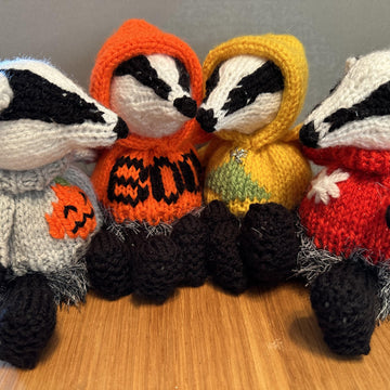 BADGER WEARING HALLOWEEN/CHRISTMAS JUMPER/HOODIE CHOCOLATE ORANGE COVER/STUFFED TOY HANGING ORNAMENT KNITTING PATTERN