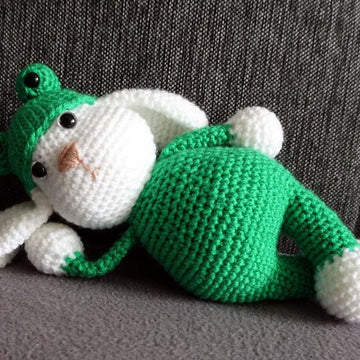 Häkelanleitung für den Hasen Lilly im Froschkostüm