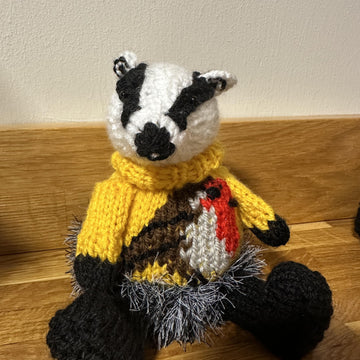 BADGER WEARING (CHRISTMAS) ROBIN JUMPR/HOODIE TERRY’S CHOCOLATE ORANGE COVER/STUFFED ORNAMENT KNITTING PATTERN