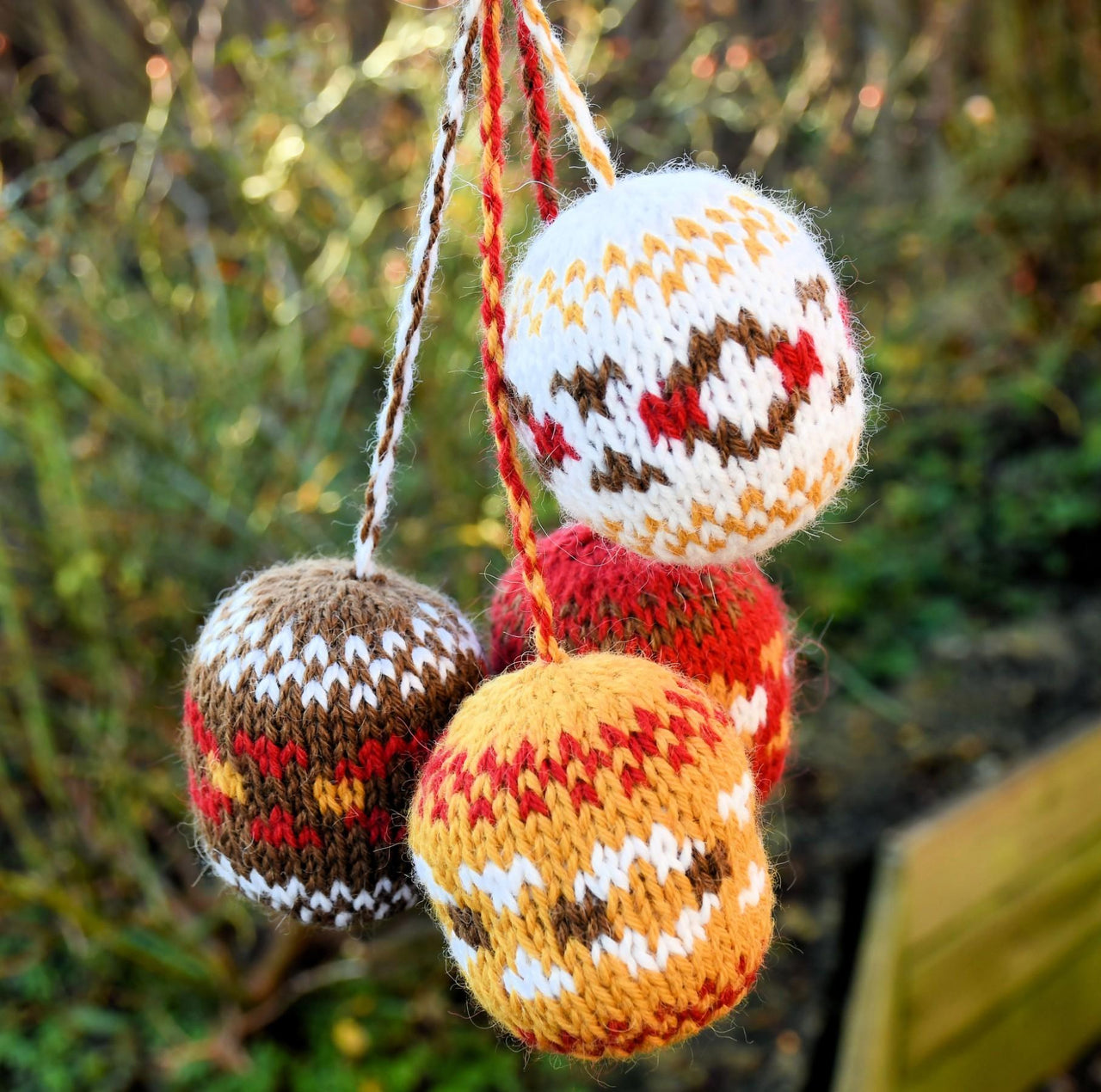 Painted Daisy Hanging Decoration Knitting Pattern - Toy Knitting Pattern