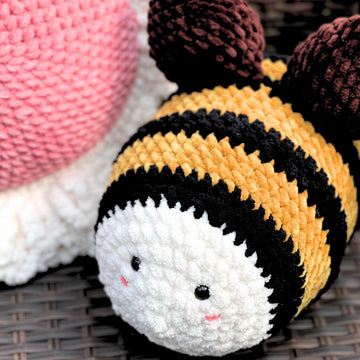 Bumblebee Daisy Pillow set