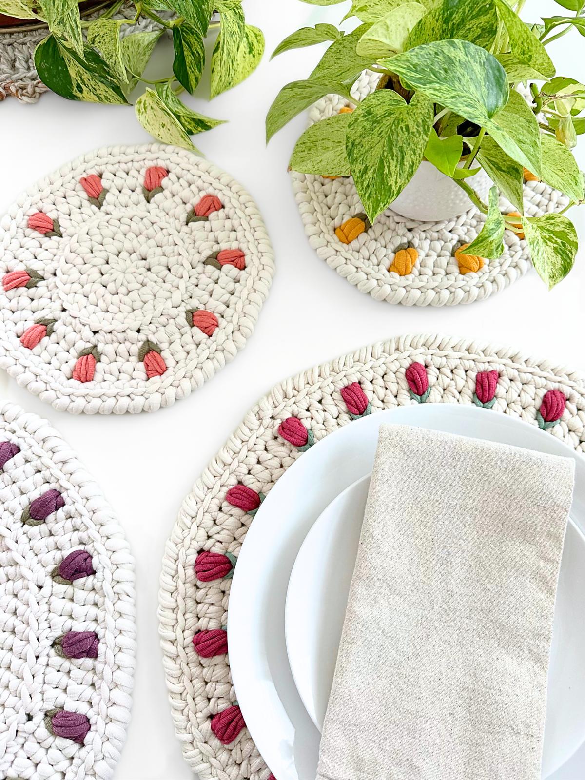 The Tulip Placemat & Doily Set 104