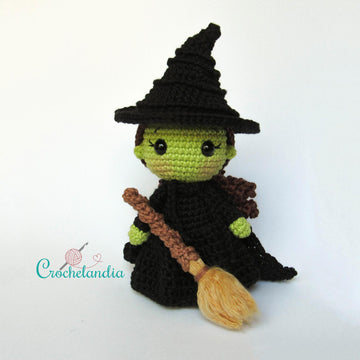 Elphaba amigurumi doll - crochet pattern by Crochelandia