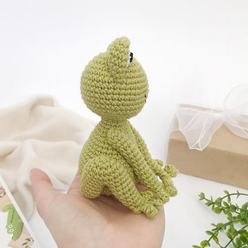 Crochet frog toy amigurumi pattern