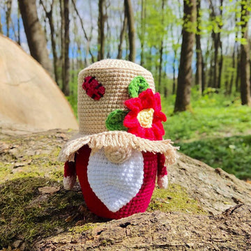 Gnome in a straw hat