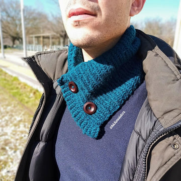 Cowl with buttons for men