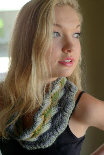 Lattice Cable Cowl in Plymouth Gina Chunky - F565