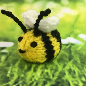 Finger puppets: 7 garden creatures: bee, snail, caterpillar, ladybird, worm, butterfly, spider